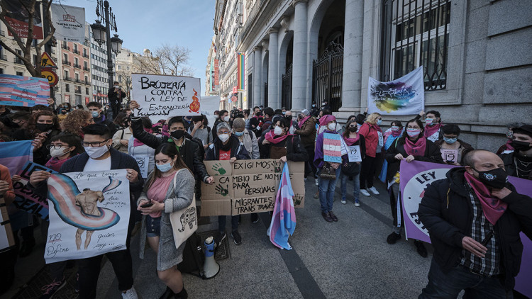Manifestació per la llei trans davant del Ministeri d'Igualtat. Europa Press