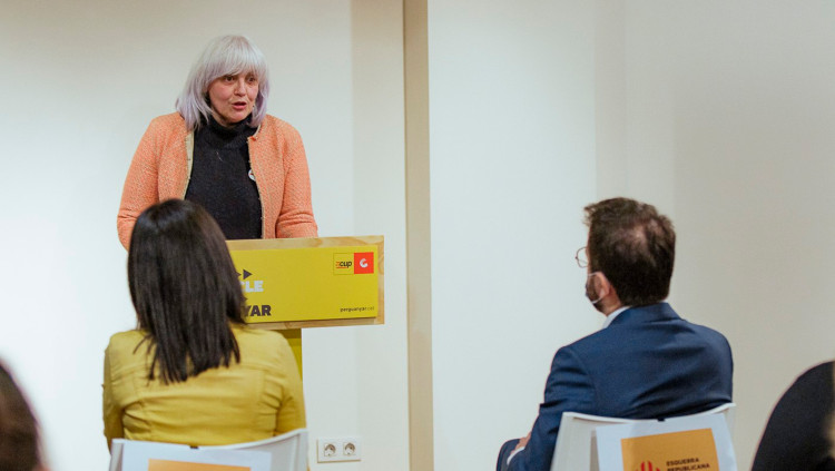 Pla mitjà de Dolors Sabater (CUP-UNCPG) pronunciant una conferència política davant Marta Vilalta i Pere Aragones (ERC) el 17 de març del 2021. Agència Catalana de Notícies