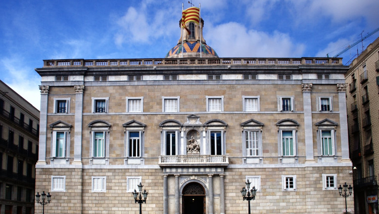 La Generalitat, institució governamental dels catalans, de tots, car n'hi ha una al nord i una altra al sud del rierol de la Sénia. La històrica, la Diputació del General, la liquidaren els Borbons (una en 1707 i l'altra en 1714). Ressuscitat el nom, en 1931, en substitució de la II República catalana, la proclamada per Francesc Macià (la primera és la de Pau Claris de 1640), el nom «Generalitat» ha servit també per a designar la institució que dirigeix l'autonomia de la Catalunya de quatre províncies des de 1977, i també de l'homòloga sudista des de 1982.