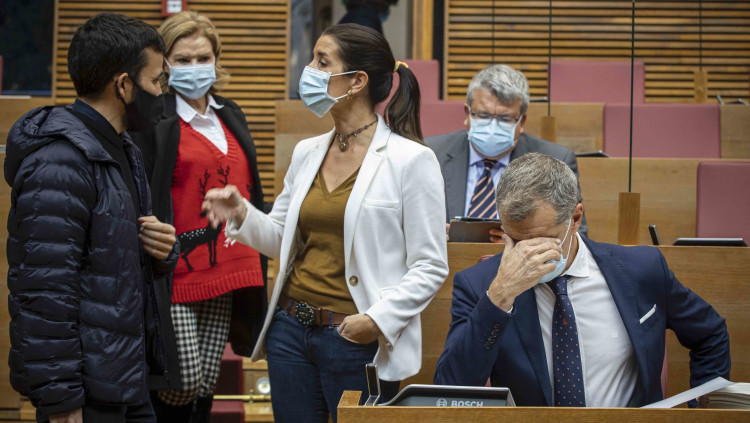 Ruth Merino, síndica adjunta de Ciutadans, conversa amb Vicent Marzà poc abans del ple de Pressupostos davant la presència de Toni Cantó.. Miguel Lorenzo