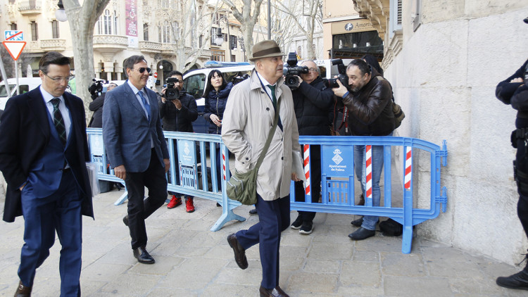 El jutge Manuel Penalva (centre) i el fiscal Miguel Ángel Subirán (dreta), arribat a l'Audiència de Palma. Europa Press