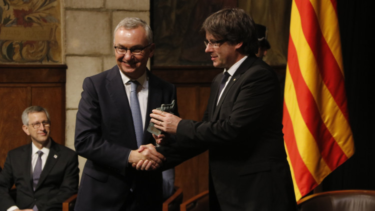 El president de la Generalitat, Carles Puigdemont, entrega el Premi Internacional Catalunya a l'oncòleg Josep Baselga, el 25 d'octubre del 2016. Agència Catalana de Notícies