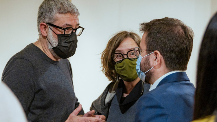 Pla mitjà de Carles Riera i Eulàlia Reguant (CUP-UNCPG) parlant amb Pere Aragonès (ERC) el 17 de març del 2021. Agència Catalana de Notícies
