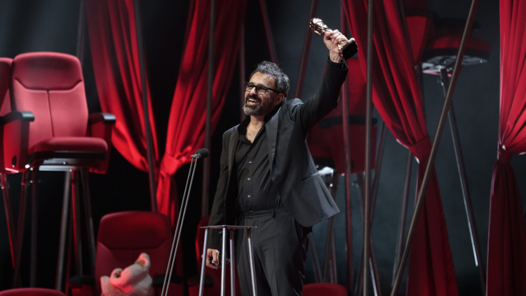 Lluís Danès ('La vampira de Barcelona'), recull el seu Gaudí a la millor direcció artística a la gala de lliurament dels premis, el 21 de març de 2021. Agència Catalana de Notícies