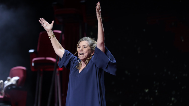 Isona Passola, presidenta de l'Acadèmia de Cinema Català, cridant durant la gala de lliurament dels premis Gaudí, el 21 de març de 2021. Agència Catalana de Notícies