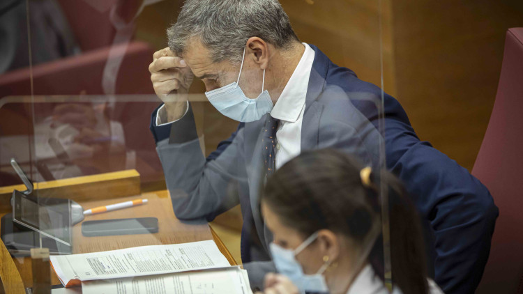 Toni Cantó, amb el cap cot, assegut al seu escó poc abans de l’inici del ple de pressupostos de desembre passat, acompanyat de la síndica adjunta, Ruth Merino.. Miguel Lorenzo