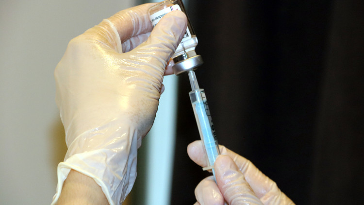 Primer pla de la preparació d'una vacuna d'AstraZeneca. Agència Catalana de Notícies
