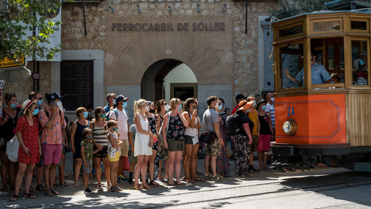 Un grup de turistes fa cua per pujar al tren de Sóller. Europa Press