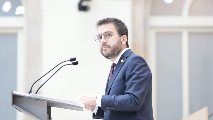 Pla mitjà del candidat a la investidura, Pere Aragonès, mirant a càmera durant el seu discurs el 26 de març del 2021. Agència Catalana de Notícies