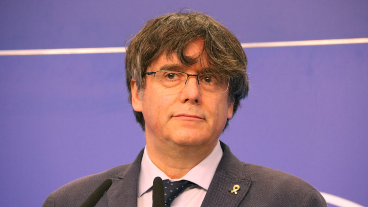 Primer pla del líder de JxCat Carles Puigdemont en la roda de premsa a l'Eurocambra sobre el suplicatori, el 24 de febrer del 2021 a Brussel·les. Agència Catalana de Notícies