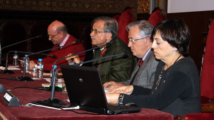 Mercè Llorente, membre de Koiné, Joaquim Arenas, president de Llengua i República, Juan Carlos Moreno, de la Universitat de Madrid, al Paranimf de la UB, el 31 de març del 2016. Agència Catalana de Notícies
