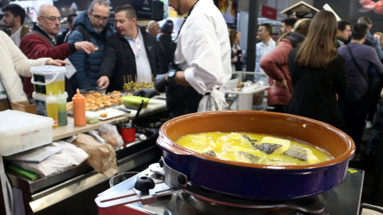 Una cassola que permet fer el bacallà al pil-pil sense haver de moure -la manualment, en un estand de Fòrum Gastronòmic Barcelona. Dilluns 18 de novembre de 2019. Agència Catalana de Notícies