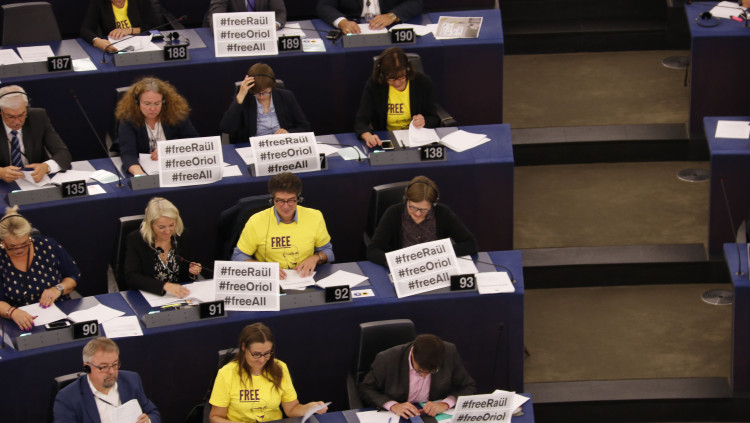 Pla detall d'alguns eurodiputats del grup Verds/Aliança Lliure Europea amb samarretes i cartells demanant l'alliberament dels polítics presos a Estrasburg. Agència Catalana de Notícies