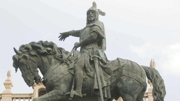 Jaume I conquerí Mallorca i València, però de sobte no sorgiren els mallorquins i els valencians. Si de cas, els mallorquins i els valencians eren els altres, els andalusins obligats a marxar, els 'mayūrqiyūn' i 'balansiyūn', a Mallorca literalment exterminats. Mallorca i València esdevingueren terres de catalans exportats, una altra Catalunya que, per vicissituds dels temps, restaren escindides del corònim original.