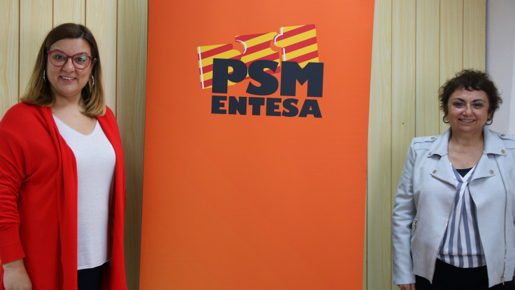 Bel Busquets, reelegida com a secretària general del PSM, amb Joana Aina Campomar, secretària d'organització i finances del partit. Europa Press