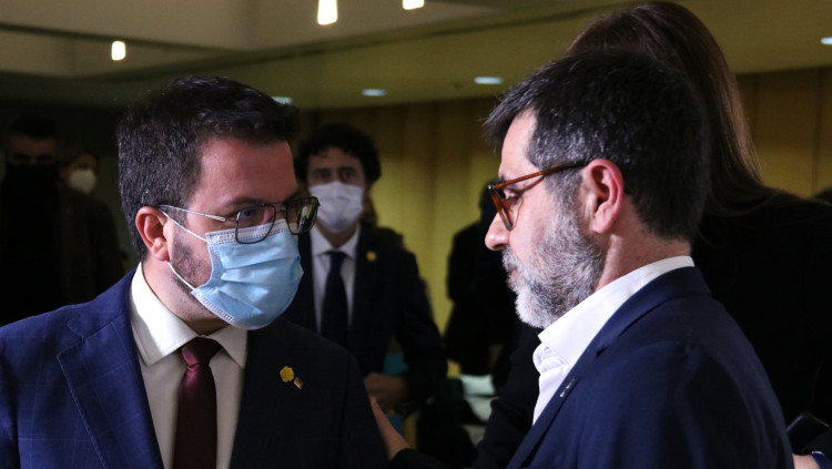 El vicepresident del Govern i candidat d'ERC, Pere Aragonès, amb el secretari general de JxCat, Jordi Sànchez, després de la compareixença del segon, a Barcelona el 23 de març de 2021. Agència Catalana de Notícies