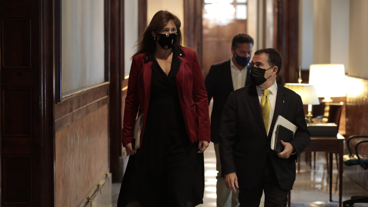 Pla americà de la presidenta del Parlament, Laura Borràs, i el secretari segon de la Mesa, Jaume Alonso-Cuevillas, el 30 de març de 2021. Agència Catalana de Notícies