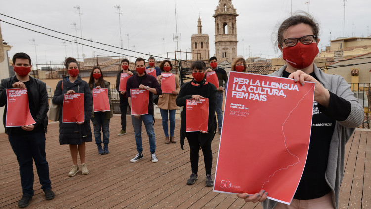 En primer plànol, Anna Oliver, presidenta d'Acció Cultural, aquest dimarts abans de la presentació dels actes pel 25 d'Abril.. Prats i Camps