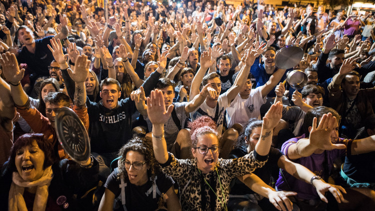 Manifestants seuen al terra a Pineda de Mar l'octubre de 2017. Jordi Borràs