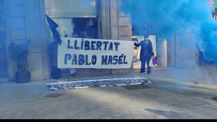 Manifestants a la porta de la delegació de la UE a Barcelona amb una pancarta que demana la llibertat de Pablo Hasel el 25 de març del 2021. Agència Catalana de Notícies