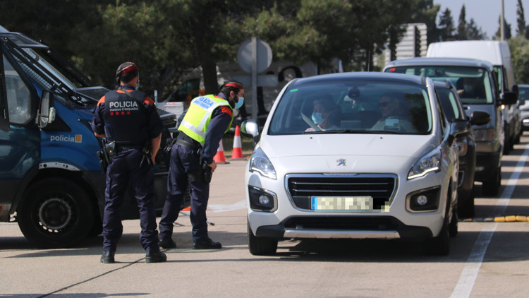 Pla general del control de mobilitat que han fet els Mossos a l'àrea de servei del Baix Ebre, a l'AP-7. Imatge del 31 de març del 2021. Agència Catalana de Notícies