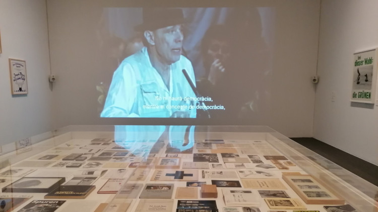 Imatge de l’exposició Joseph Beuys. Pedagogia radical, democràcia directa i plàstica social a la Virreina