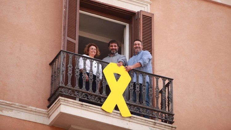 Diputats de Més per Mallorca mostren un llaç groc a la façana del Parlament. Europa Press