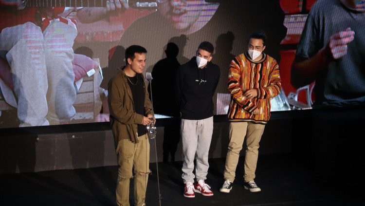Pla general dels Stay Homas recollint un dels premis Enderrock en la gala a l'Auditori de Girona el 8 d'abril de 2021. Agència Catalana de Notícies