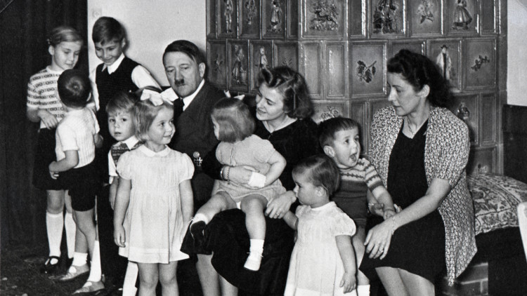 Hitler, Eva i Gerda BormannBuch, amb els fills de Bormann — secretari privat del Führer— i Speer (31 de desembre de 1939), de l’àlbum de fotos d’Eva Braun. L’increment de la natalitat era un objectiu primordial per al règim.