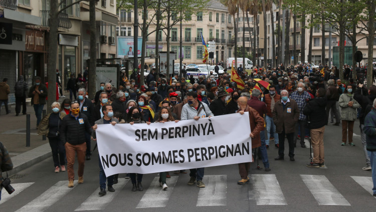 Pla mitjà de la sortida de la manifestació de Perpinyà aquest dissabte 10 d'abril de 2021. Agència Catalana de Notícies