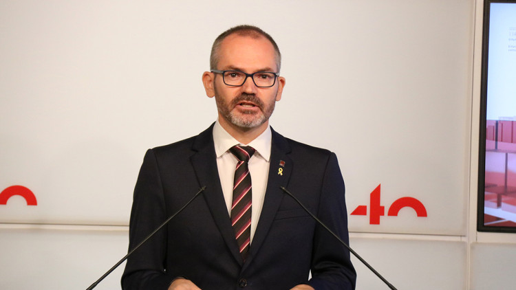 Pla mitjà del vicepresident primer del Parlament, Josep Costa, en roda de premsa. 6 d'octubre del 2020. Agència Catalana de Notícies