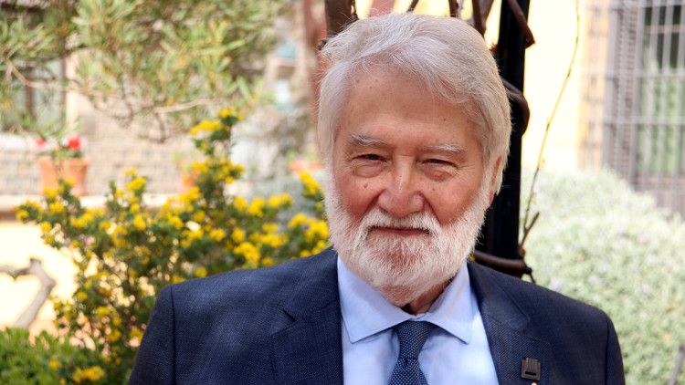 Primer pla de l'encara president de l'IEC Joandomènec Ros, al jardí de la seu de la institució. Dimarts 13 d'abril del 2021. Agència Catalana de Notícies
