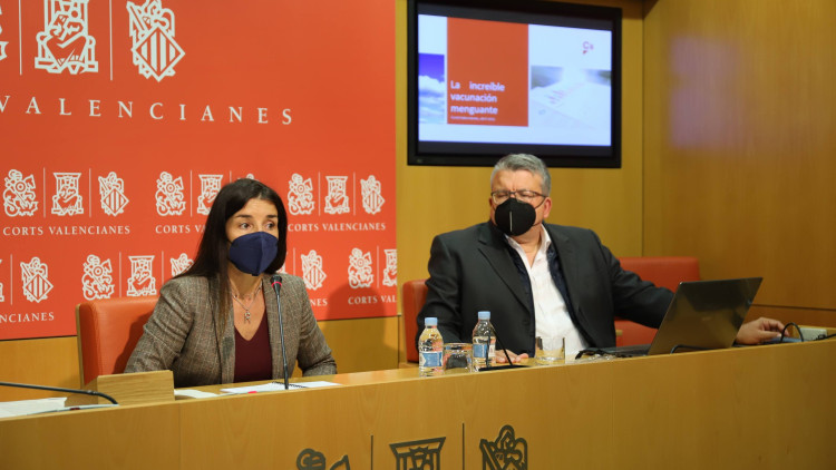 La síndica de Ciutadans, Ruth Merino, acompanyada del diputat Fernando Llopis durant la compareixença en què Cs ha presentat els seus càlculs sobre el repartiment de les vacunes.. Pablo Gobernado