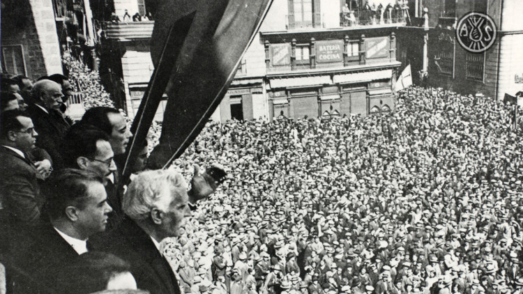 El 14 d'abril de 1931, Francesc Macià proclamà l'Estat Català i la República Catalana. La jugada era arriscada, però això li permeté, tot i renunciar al nom de república, el compromís de la república espanyola naixent a atorgar de manera ràpida un estatut d'autonomia al Principat de Catalunya.. Amadeu Aragay