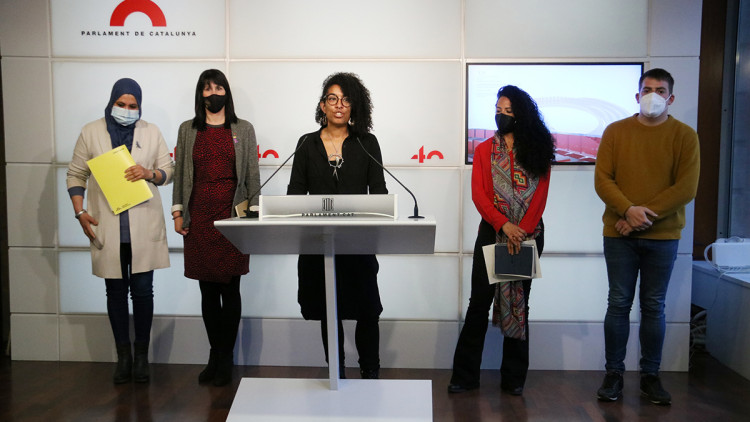 Pla obert de les diputades Najat Driouech (ERC), Aurora Madaula (JxCat), Basha Changue (CUP) i Jess González (ECP) i Pau Morales (ERC) al faristol de la sala del Parlament, en roda de premsa. Imatge del 15 d'abril del 2021. Agència Catalana de Notícies