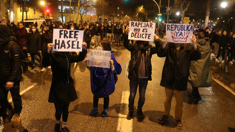 Quatre persones amb cartells reivindicatius a favor del cantant de rap empresonat Pablo Hasel. Barcelona, 22 de febrer del 2021. Agència Catalana de Notícies