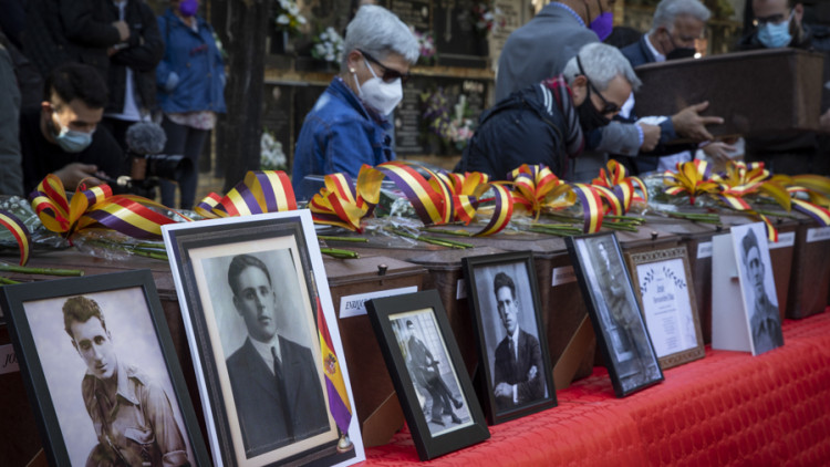 Acte d'entrega dels ossos dels represaliats a les seues famílies a Paterna. Eva Màñez