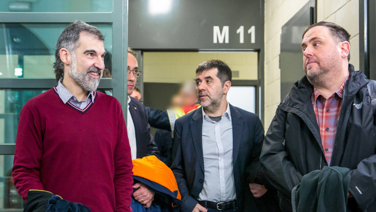 Pla mitjà de Jordi Cuixart, Josep Rull, Jordi Sànchez i Oriol Junqueras durant el seu trasllat a Madrid pel judici de l'1-O l'1 de febrer de 2019. Agència Catalana de Notícies