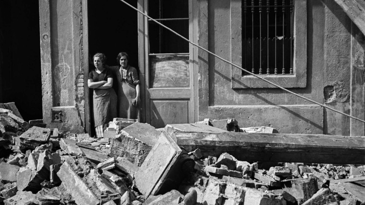 Antoni Campañà. Sense títol [Dues dones després d’un bombardeig], Poble-Sec, Barcelona, 14 de març de 1937.. Arxiu Campañà