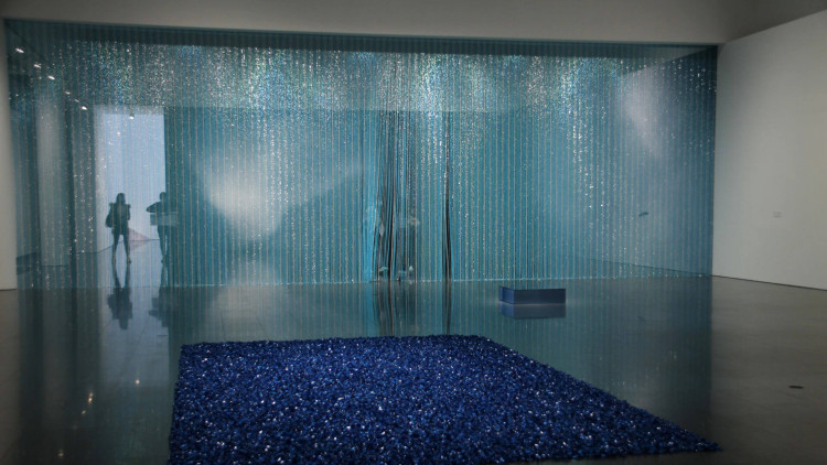 Felix Gonzalez-Torres. Untitled (Water) i (Blue Placebo). Instal·lacions 1995 i 1991.. © Montse Gispert-Saüch. Vistes de sala, MACBA