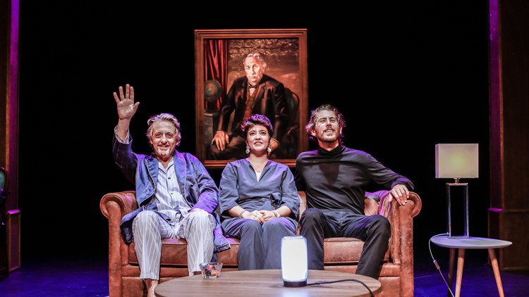 Pla conjunt dels actors Ramon Madaula, Estel Solé i Jaume Madaula durant una escena de la comèdia 'Els Brugarol'. Imatge del 5 de març de 2021. Agència Catalana de Notícies