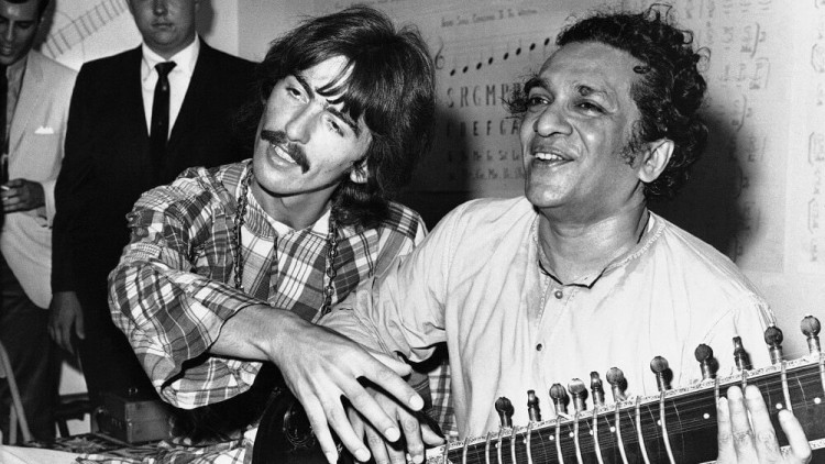 George Harrison (The Beatles) i Ravi Shankar tocant el sitar, Los Angeles, 1967.
