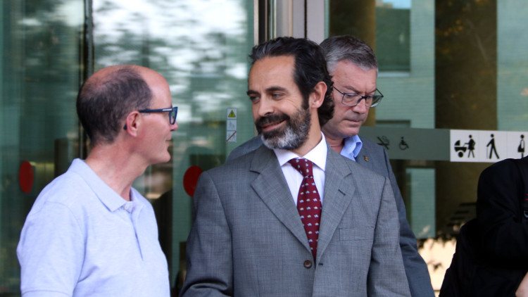 Pla mitjà d'Antoni Molons, secretari de Comunicació del Govern, de perfil i amb barba, sortint de la Ciutat de la Justícia, el 21-6-18. Agència Catalana de Notícies