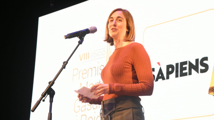 Clàudia Pujol, directora de la revista 'Sàpiens', rep el premi Martí Gasull. Twitter Plataforma per la Llengua @llenguacat