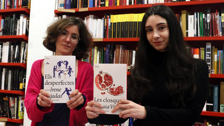 Irene Pujadas, autora d''Els desperfectes', i Laia Viñas, de 'Les closques', guanyadores del Premi Documenta, a la llibreria Documenta, l'11 de març del 2021. Agència Catalana de Notícies