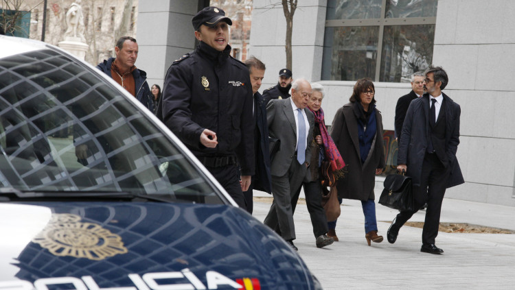 Pla general del president de la Generalitat Jordi Pujol acompanyat de la seva dona Marta Ferrusola i els seus advocats després de declarar davant el jutge de l'Audiència Nacional aquest 10 de febrer del 2016. Agència Catalana de Notícies