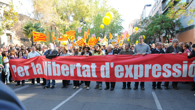 Representants de les forces polítiques el 25 d'abril del 2011 a València: Pura Peris (Els Verds del País Valencià), Uriel Bertran (SI), Josep Guia (PSAN), Joan Ridao (ERC), Marga Sanz (EUPV), Isabel Escudero i Carme Ninet (PSPV), Mònica Oltra (Compromís), l’escriptor Joan Francesc Mira, Josep M. Àlvarez (UGT Catalunya), Antoni Vives (CiU) i Antoni Mayor (president d’HOSBEC, Associació d’Empresaris d’Hotels de Benidorm). Prats i Camps - Arxiu EL TEMPS
