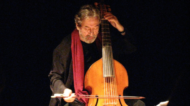 Jordi Savall amb la viola de gamba Barak Norman del Museu de la Música de Barcelona. Jordi Barak Norman
