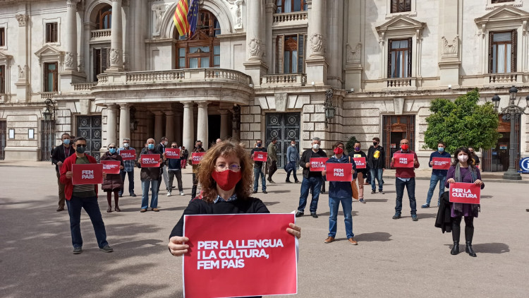 Concentració a València d'Acció Cultural del País Valencià, així com de les entitats associades al manifest| EL TEMPS