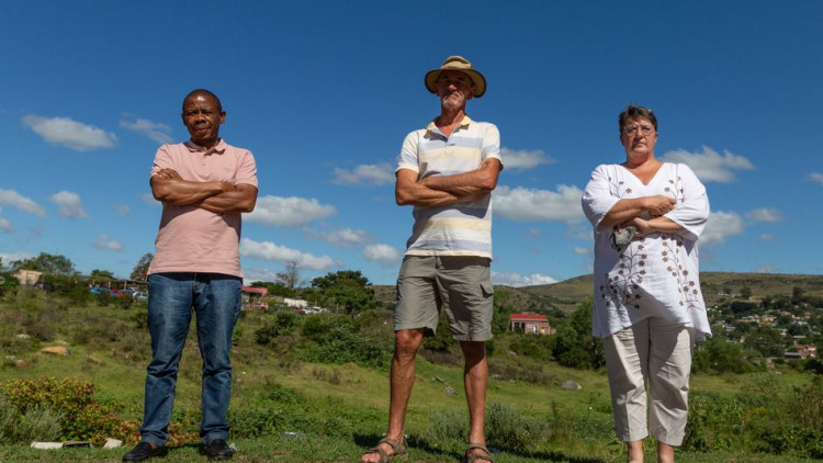 Ayanda Kota, Tim Bull i Daphne Timms s'han unit per exigir responsabilitats al govern de la seua ciutat. Der Spiegel